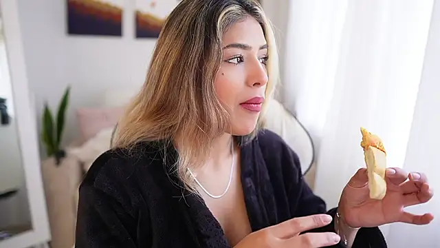 SaraParisi online show from 4, 1, 2025