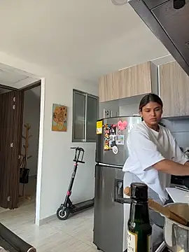 SaraParisi online show from 3, 12, 2025