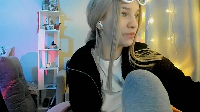 Snapshot of Ledy_WWWII chatting on 12, 12, 2024 Ledy WWWII online show from 12, 12, 2024