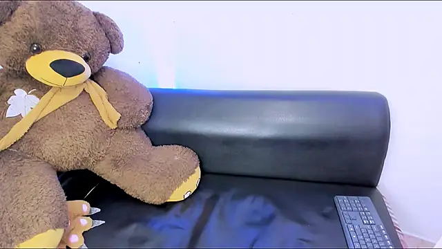 Snapshot of aurora_mcry chatting on 1, 3, 2025 aurora mcry online show from 1, 3, 2025