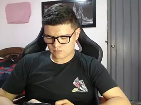 Snapshot of Plug_Control chatting on 21, 2, 2025 Plug Control online show from 21, 2, 2025