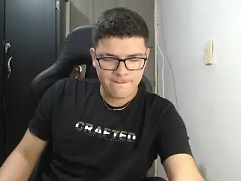 Snapshot of Plug_Control chatting on 12, 3, 2025 Plug Control online show from 12, 3, 2025