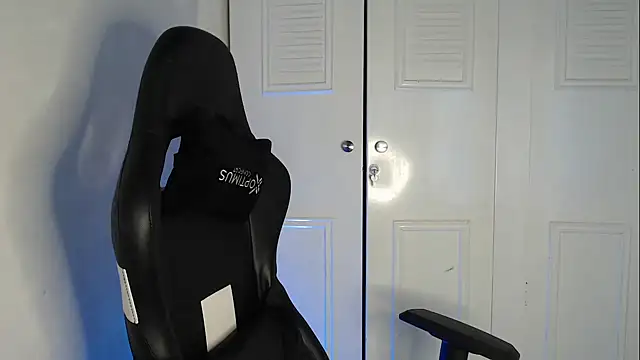 Snapshot of Plug_Control chatting on 15, 9, 2025 Plug Control online show from 15, 9, 2025