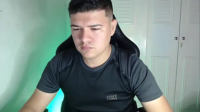 Snapshot of Plug_Control chatting on 22, 9, 2025 Plug Control online show from 22, 9, 2025