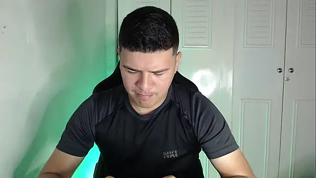 Snapshot of Plug_Control chatting on 23, 9, 2025 Plug Control online show from 23, 9, 2025