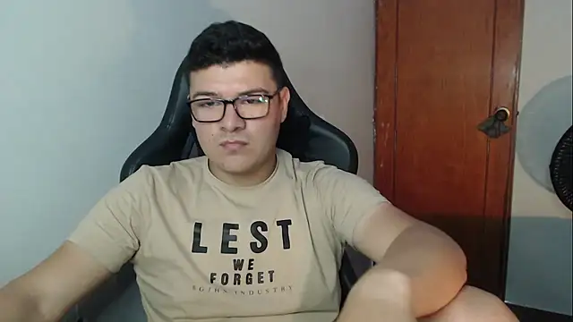 Snapshot of Plug_Control chatting on 17, 12, 2025 Plug Control online show from 17, 12, 2025