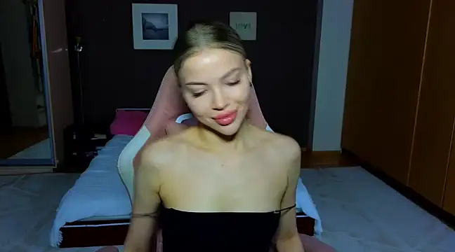 EmmyMills online show from 4, 3, 2025