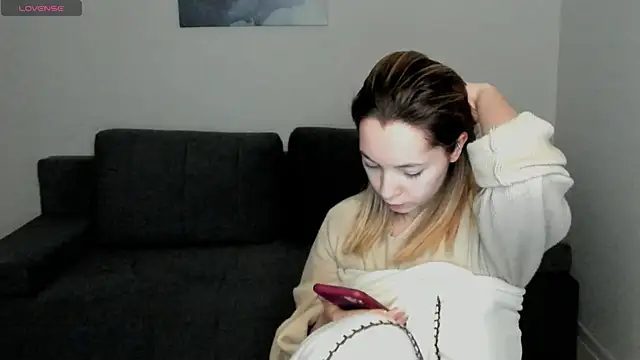 MiaThaine online show from 28, 1, 2025