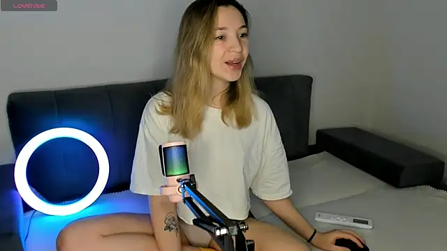 MiaThaine online show from 15, 2, 2025