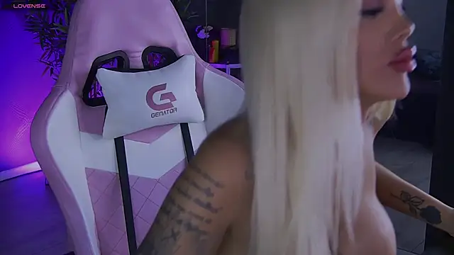 Snapshot of shayblonde chatting on 23, 12, 2024 shayblonde online show from 23, 12, 2024