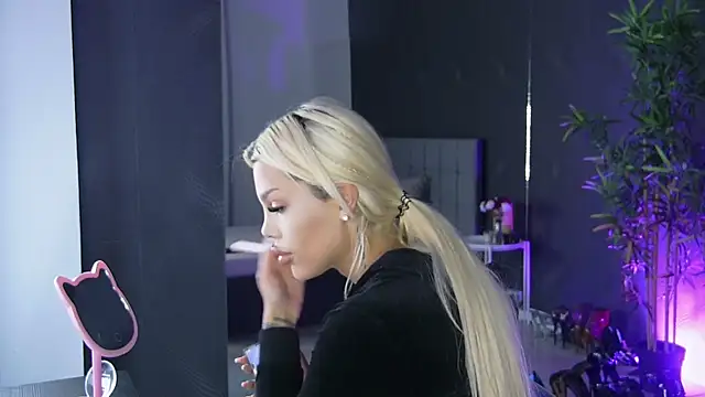 Snapshot of shayblonde chatting on 15, 3, 2025 shayblonde online show from 15, 3, 2025