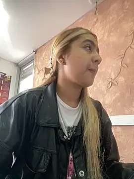 Snapshot of Miabonnett_ chatting on 28, 10, 2025 Miabonnett online show from 28, 10, 2025