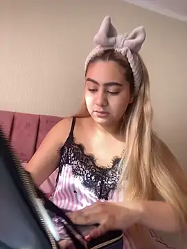 Snapshot of Miabonnett_ chatting on 11, 11, 2025 Miabonnett online show from 11, 11, 2025