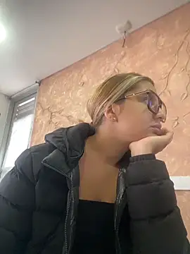 Snapshot of Miabonnett_ chatting on 19, 11, 2025 Miabonnett online show from 19, 11, 2025