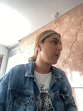 Snapshot of Miabonnett_ chatting on 25, 11, 2025 Miabonnett online show from 25, 11, 2025