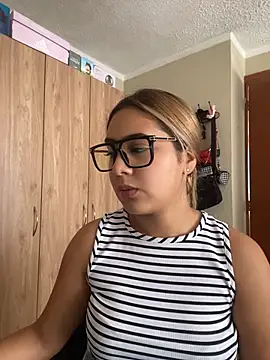 Snapshot of Miabonnett_ chatting on 9, 7, 2026 Miabonnett online show from 9, 7, 2026