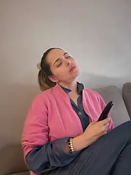 Snapshot of Alirawrz chatting on 4, 10, 2025 Alirawrz online show from 4, 10, 2025