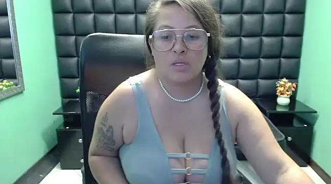 Snapshot of SaraThomso chatting on 2, 2, 2025 SaraThomso online show from 2, 2, 2025