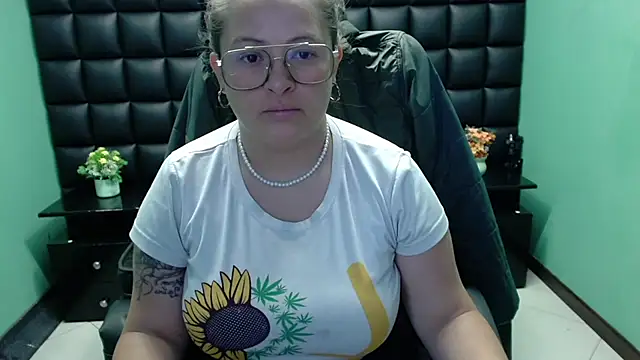 Snapshot of SaraThomso chatting on 22, 2, 2025 SaraThomso online show from 22, 2, 2025