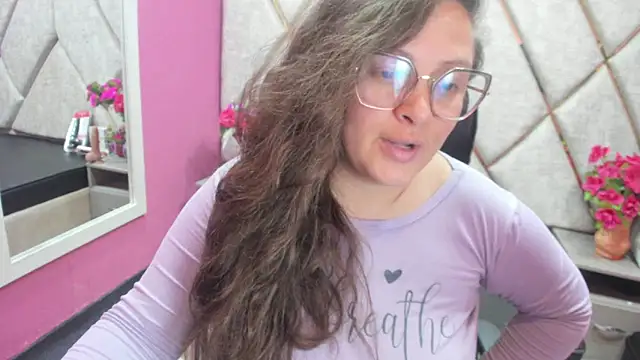 Snapshot of SaraThomso chatting on 2, 10, 2025 SaraThomso online show from 2, 10, 2025