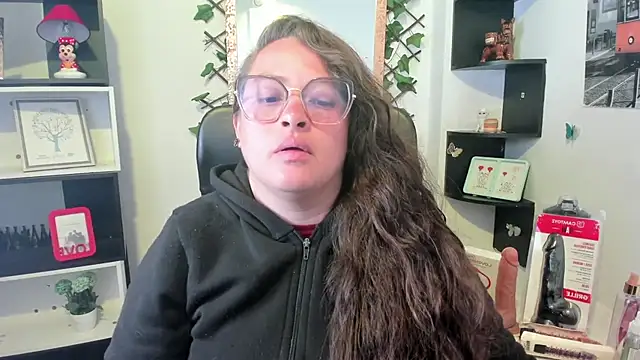 Snapshot of SaraThomso chatting on 4, 10, 2025 SaraThomso online show from 4, 10, 2025