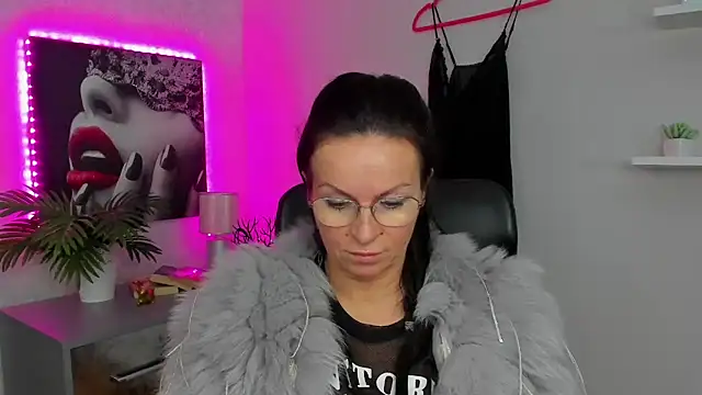 HelenLuxx online show from 3, 2, 2025