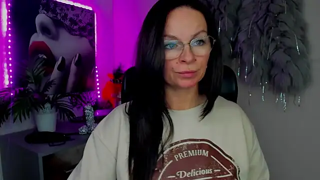 HelenLuxx online show from 2, 2, 2026