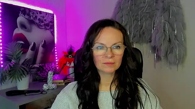 HelenLuxx online show from 3, 3, 2026