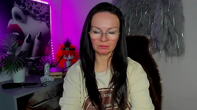 HelenLuxx online show from 5, 3, 2026