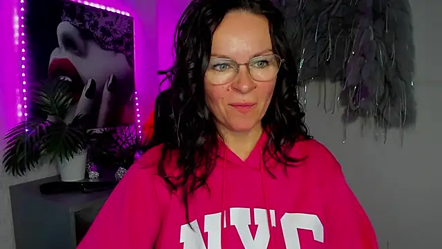 HelenLuxx online show from 7, 3, 2026