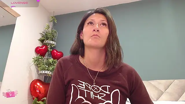 Snapshot of SharisWillian chatting on 26, 2, 2025 SharisWillian online show from 26, 2, 2025