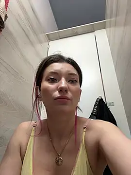 Snapshot of MooonReal chatting on 4, 1, 2025 MooonReal online show from 4, 1, 2025