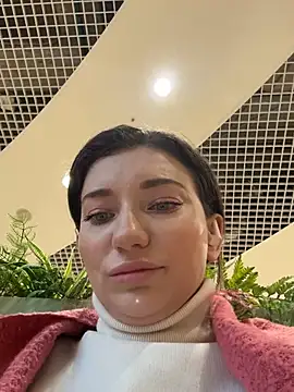 Snapshot of MooonReal chatting on 5, 2, 2025 MooonReal online show from 5, 2, 2025