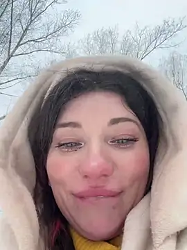 Snapshot of MooonReal chatting on 11, 2, 2025 MooonReal online show from 11, 2, 2025