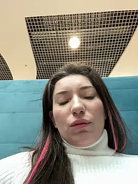 Snapshot of MooonReal chatting on 6, 3, 2025 MooonReal online show from 6, 3, 2025