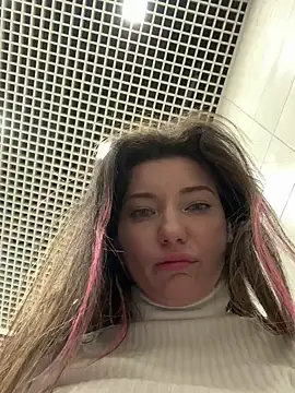 Snapshot of MooonReal chatting on 6, 3, 2025 MooonReal online show from 6, 3, 2025