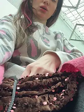 Snapshot of MooonReal chatting on 7, 3, 2025 MooonReal online show from 7, 3, 2025