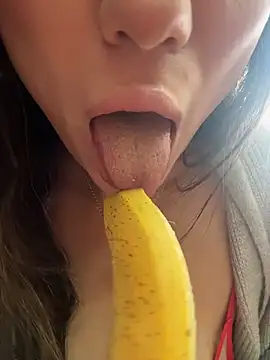 Snapshot of MooonReal chatting on 4, 12, 2025 MooonReal online show from 4, 12, 2025