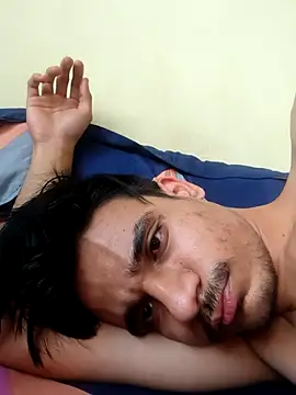 Snapshot of yashzae chatting on 8, 11, 2025 yashzae online show from 8, 11, 2025