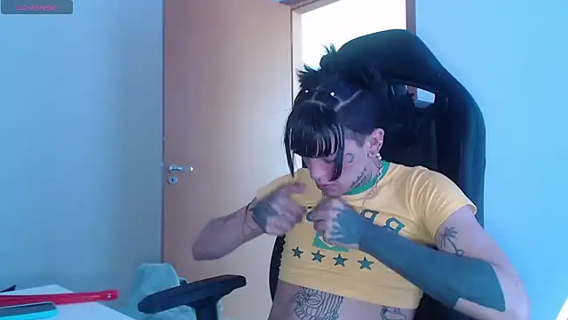 Snapshot of charlotbelucci_ chatting on 2, 10, 2025 charlotbelucci online show from 2, 10, 2025