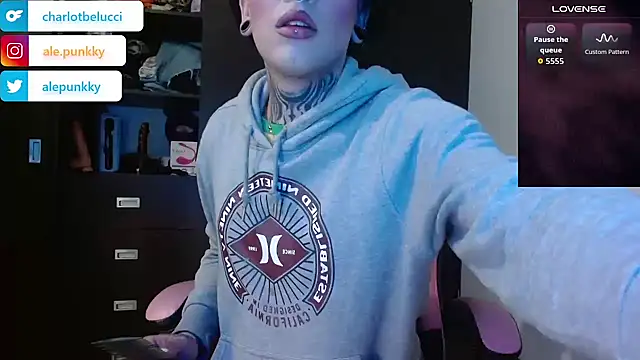 Snapshot of charlotbelucci_ chatting on 3, 12, 2025 charlotbelucci online show from 3, 12, 2025