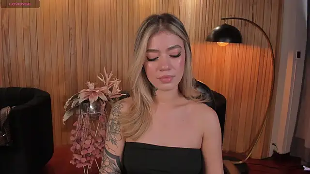 ViolettHansson online show from 10, 11, 2025