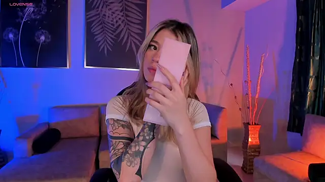 Snapshot of ViolettHansson chatting on 17, 12, 2025 ViolettHansson online show from 17, 12, 2025