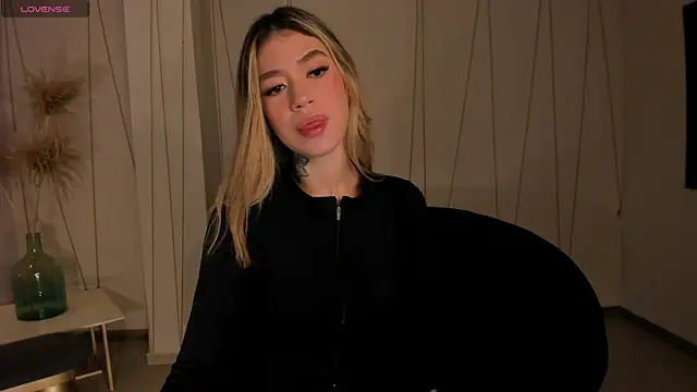 Snapshot of ViolettHansson chatting on 9, 1, 2026 ViolettHansson online show from 9, 1, 2026