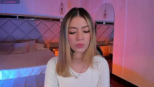 Snapshot of ViolettHansson chatting on 15, 1, 2026 ViolettHansson online show from 15, 1, 2026