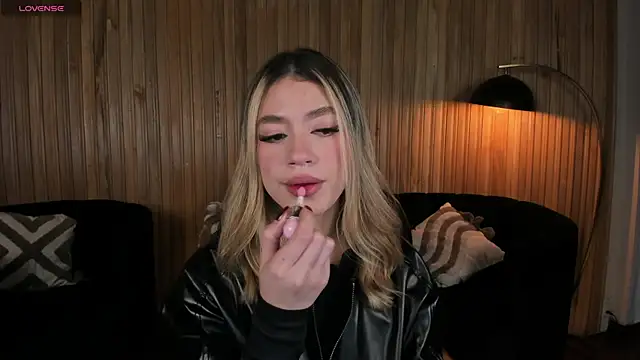 Snapshot of ViolettHansson chatting on 17, 1, 2026 ViolettHansson online show from 17, 1, 2026