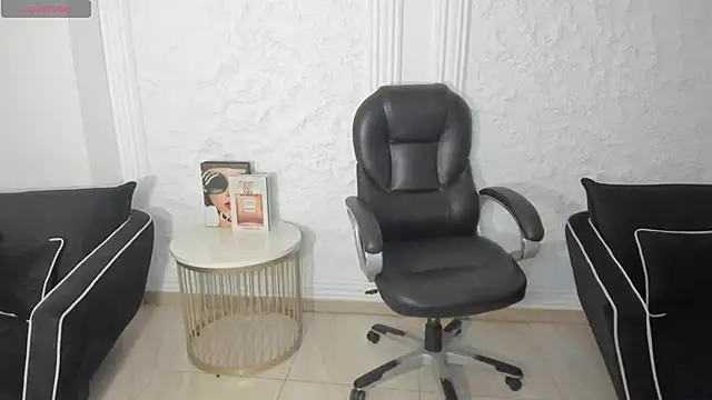 Snapshot of ViolettHansson chatting on 8, 3, 2026 ViolettHansson online show from 8, 3, 2026