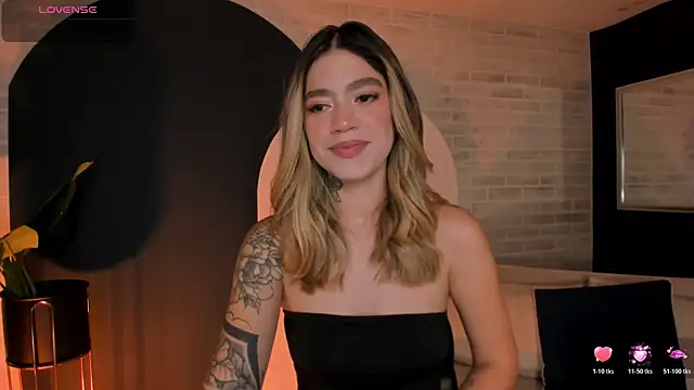 Snapshot of ViolettHansson chatting on 10, 4, 2026 ViolettHansson online show from 10, 4, 2026