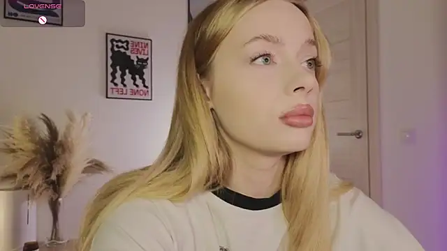 Snapshot of _MayShy_ chatting on 20, 3, 2025 MayShy online show from 20, 3, 2025