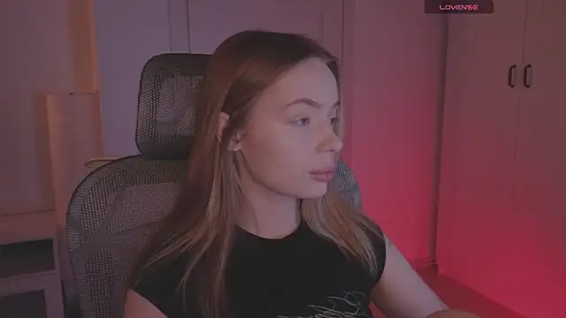 Snapshot of _MayShy_ chatting on 25, 10, 2025 MayShy online show from 25, 10, 2025